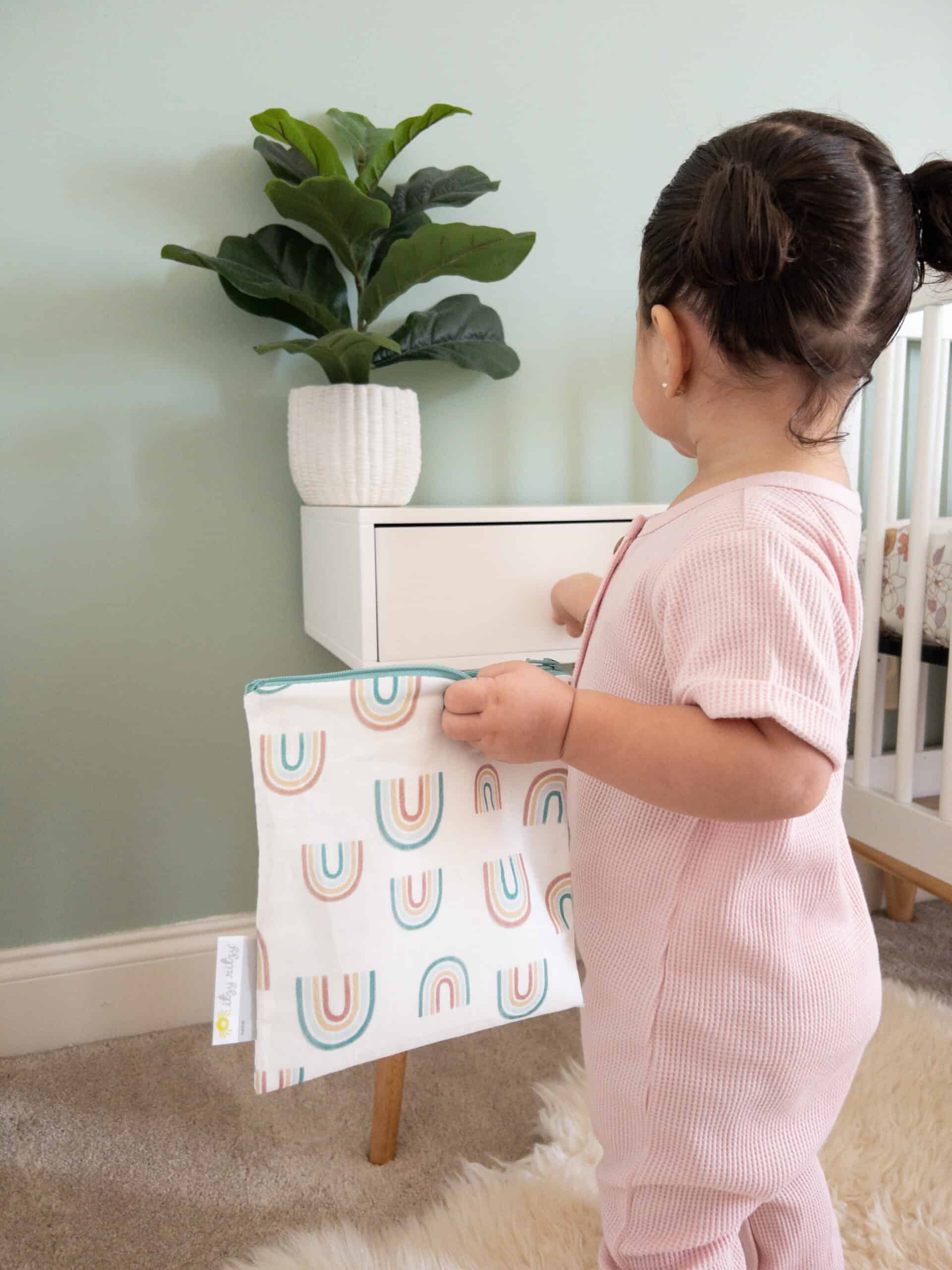 Itzy-RItzy-Snack-Happens-Reusable-Snack-Bags-SWB8450-Over-the-Rainbow-White-5-scaled