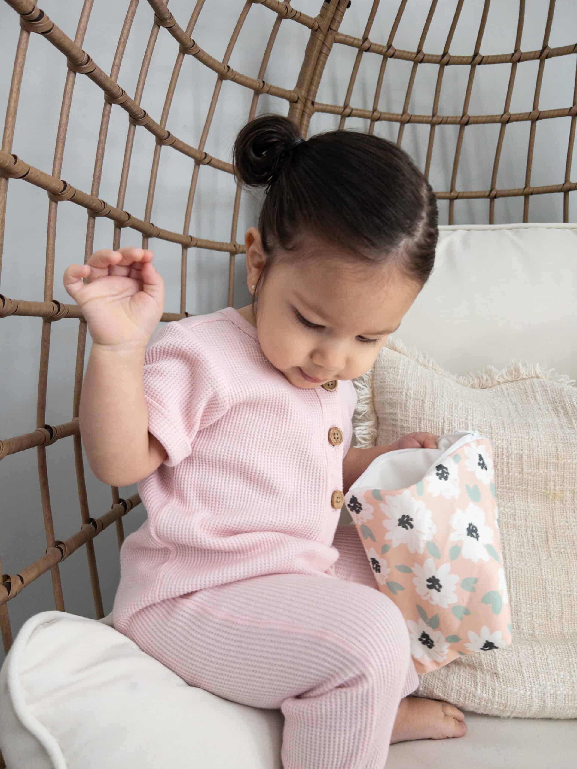 Itzy-RItzy-Snack-Happens-Reusable-Snack-Bags-SWB8496-Playful-Petals-Snack-Bag-4-scaled