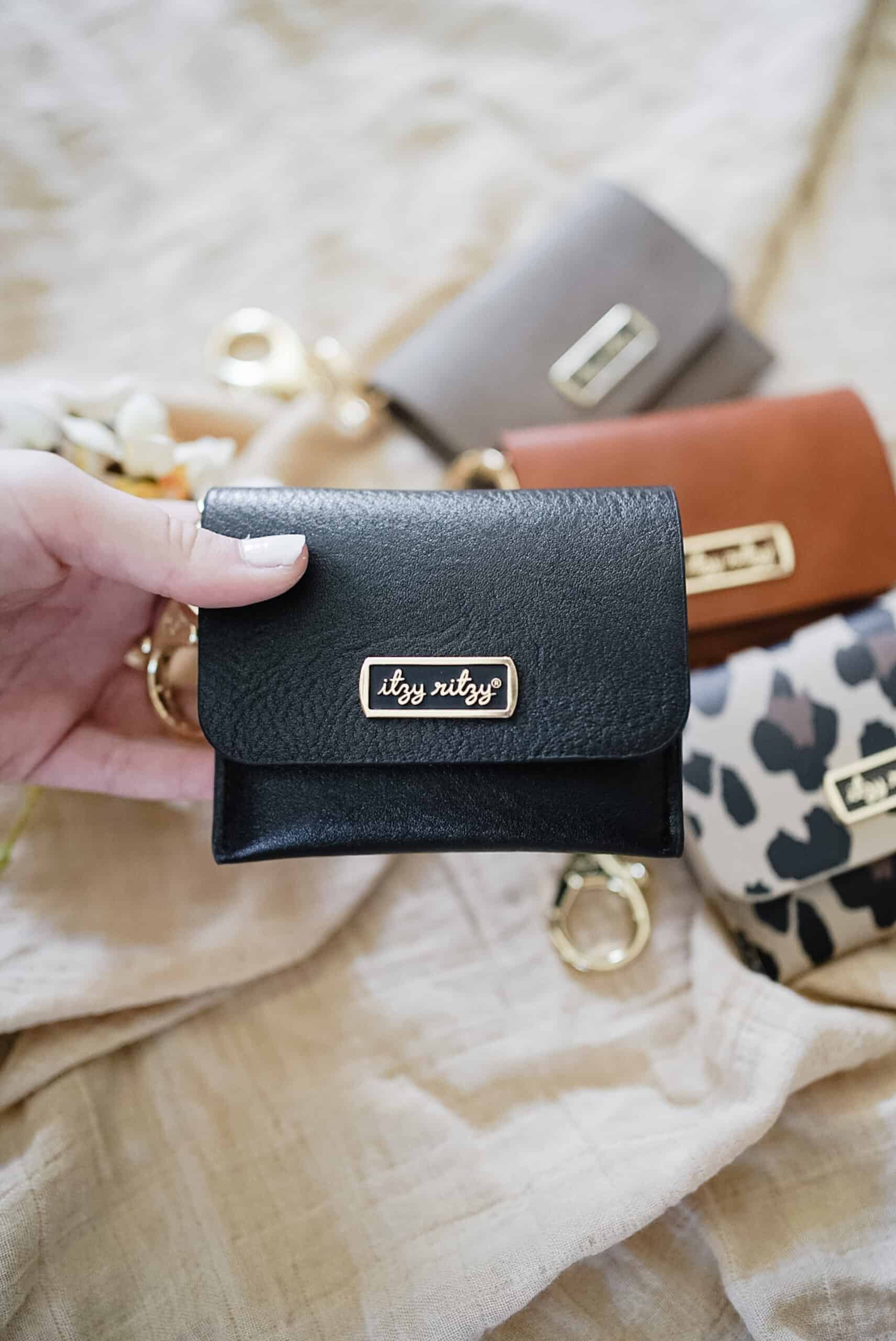 Itzy-Ritzy-CHC1000-Itzy-Mini-Wallet-Card-Holder-and-Key-Chain-Charm-Black-1-scaled