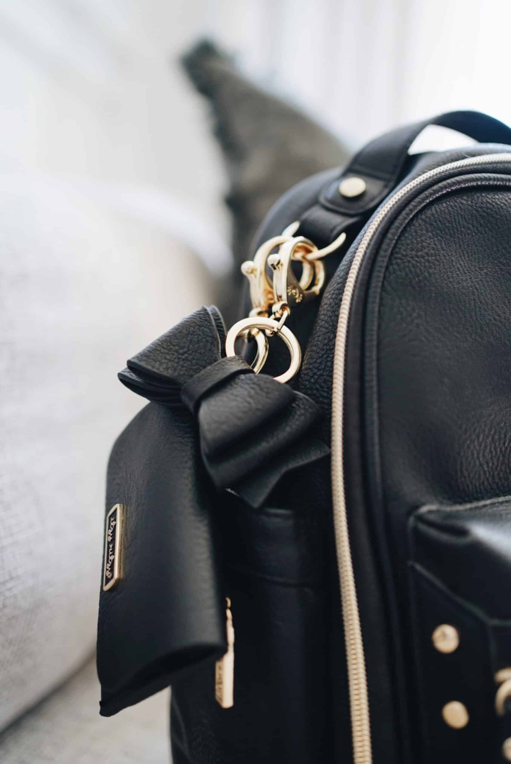 Itzy-Ritzy-CHC1000-Itzy-Mini-Wallet-Card-Holder-and-Key-Chain-Charm-Black-14-scaled