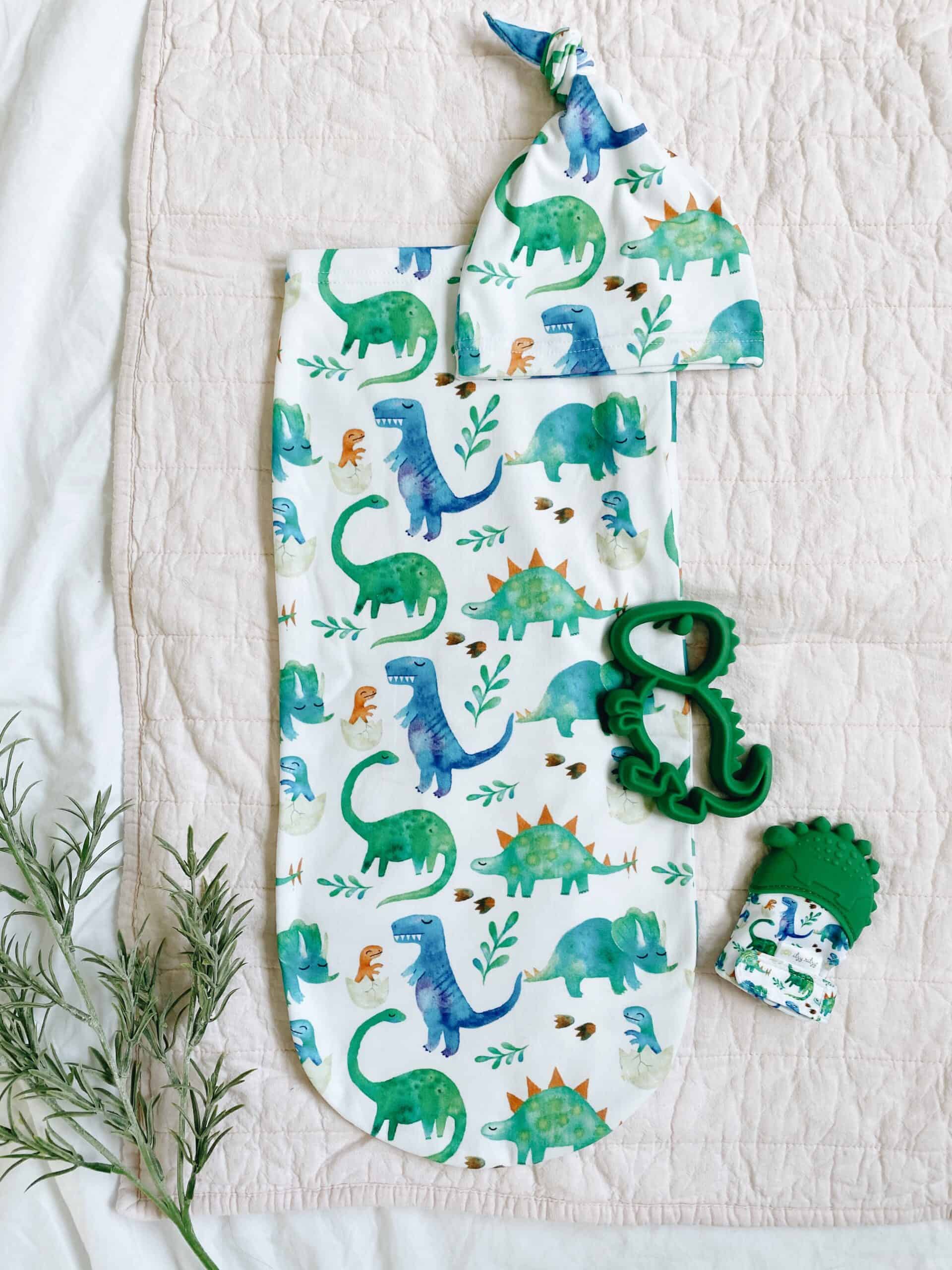 Itzy-Ritzy-Cocoon-Hat-Swaddle-Set-Name-Card-CC8085-Dino-1-scaled