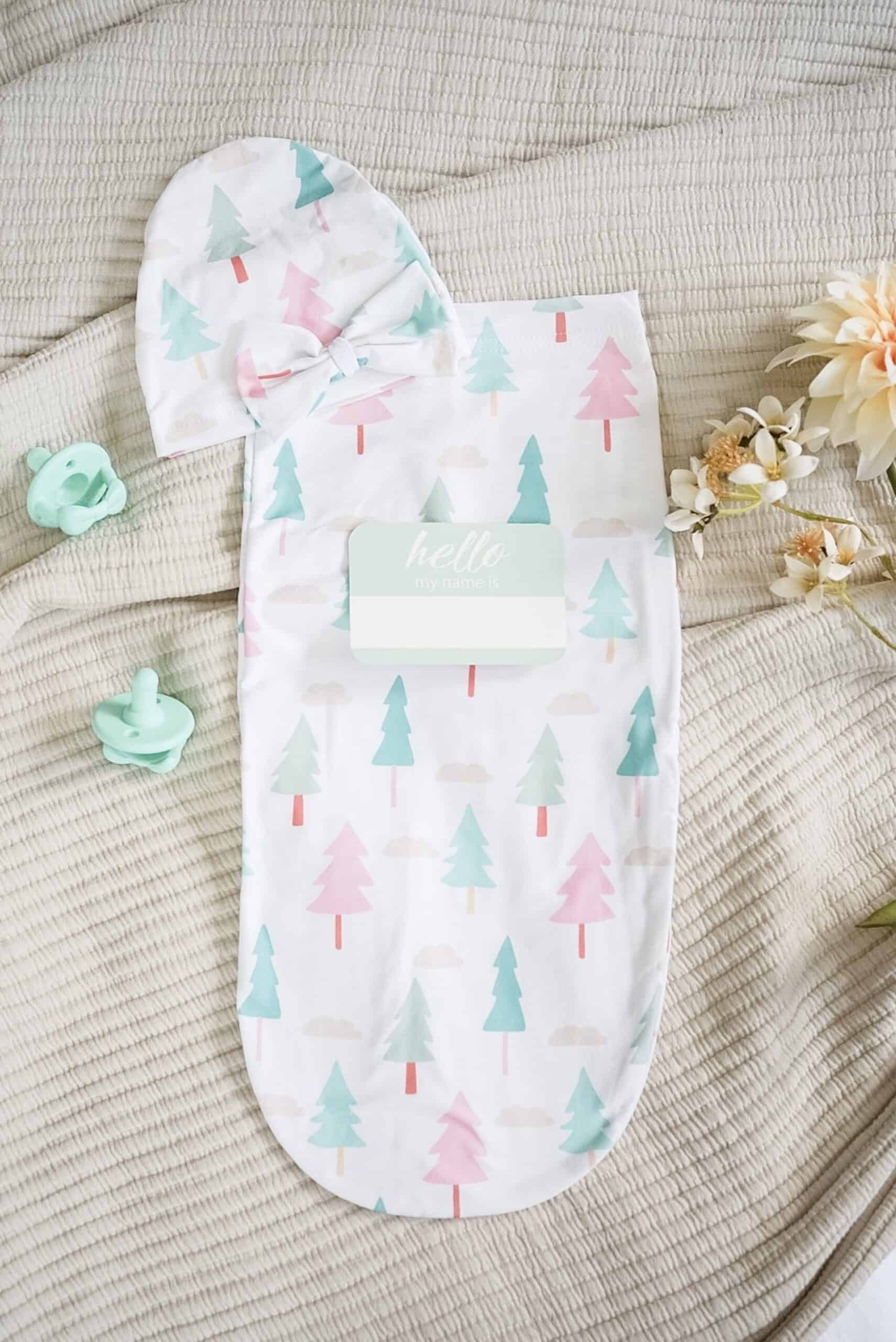 Itzy-Ritzy-Cocoon-Hat-Swaddle-Set-Name-Card-CC8477-On-Cloud-Pine-8-scaled