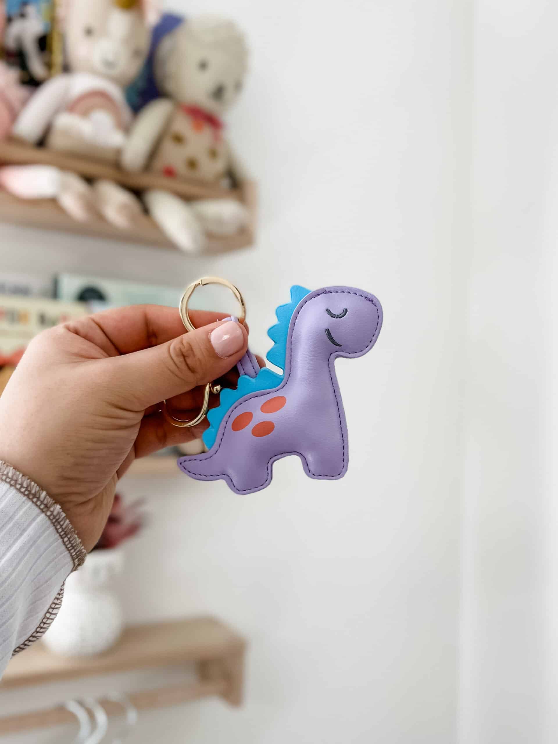 Itzy-Ritzy-Diaper-Bag-Accessories-CKP8430-Puffy-Charm-Lilac-Dino-1-scaled