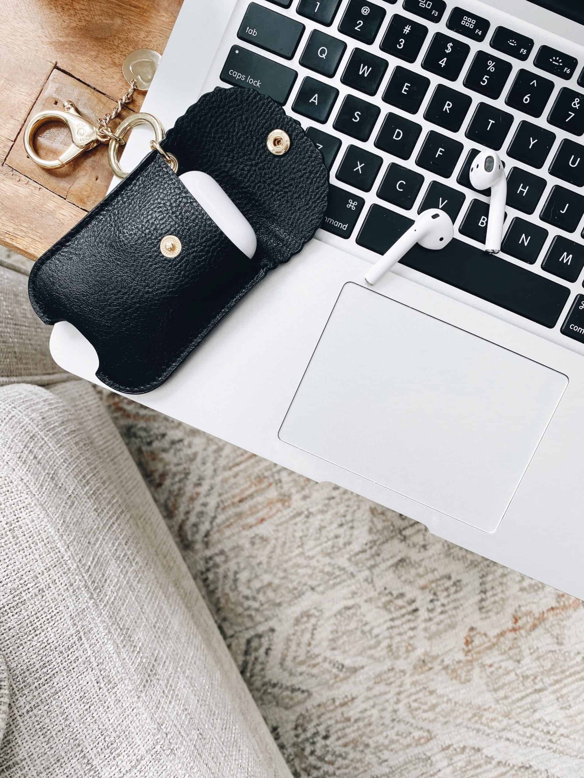 Itzy-Ritzy-Sanitizer-Holder-Case-Clip-Bag-Purse-HSP1000-Black-Hand-Sanitizer-Pouch-2-1-scaled