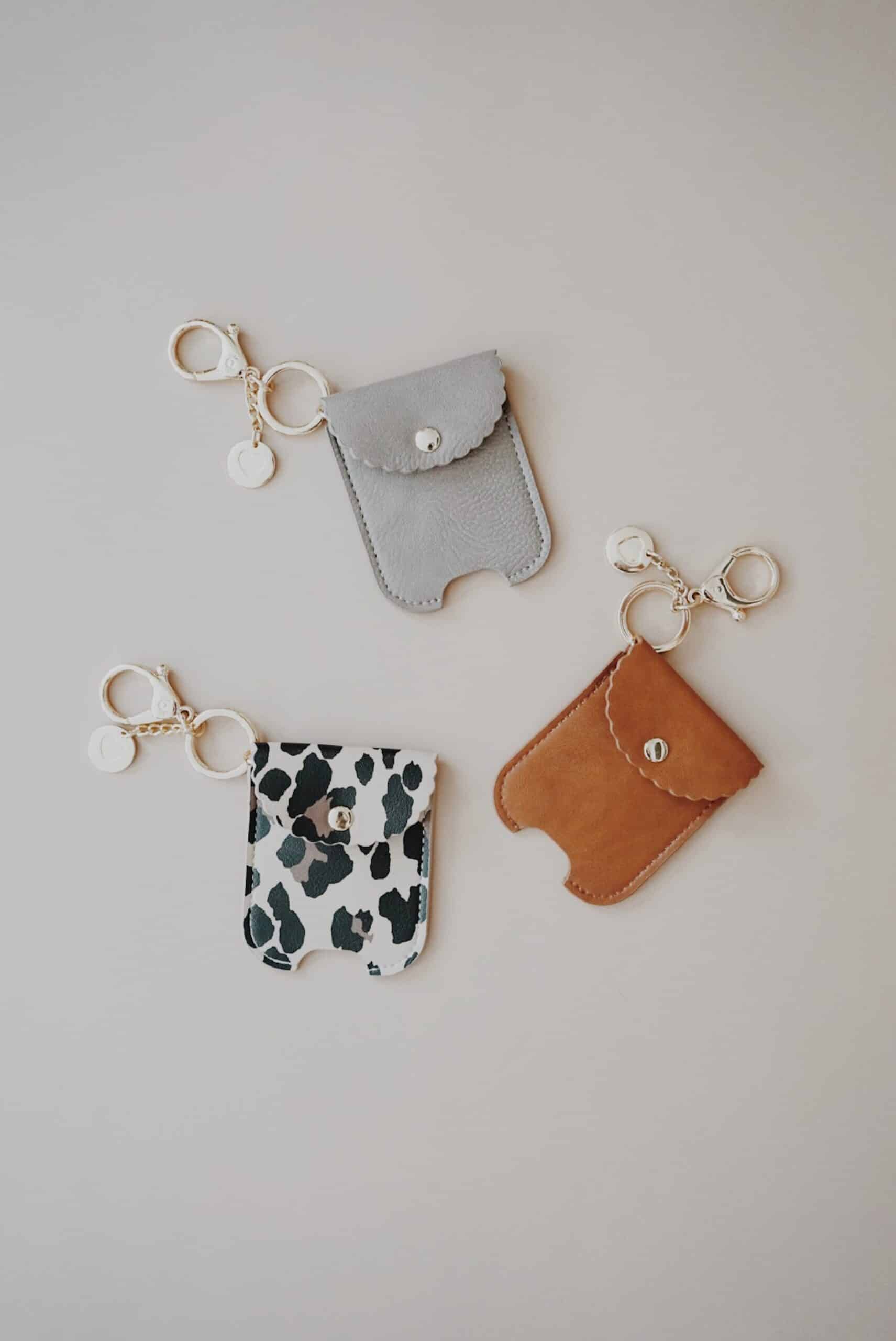 Itzy-Ritzy-Sanitizer-Holder-Case-Clip-Bag-Purse-HSP4006-Taupe-Hand-Sanitizer-Pouch-2-scaled