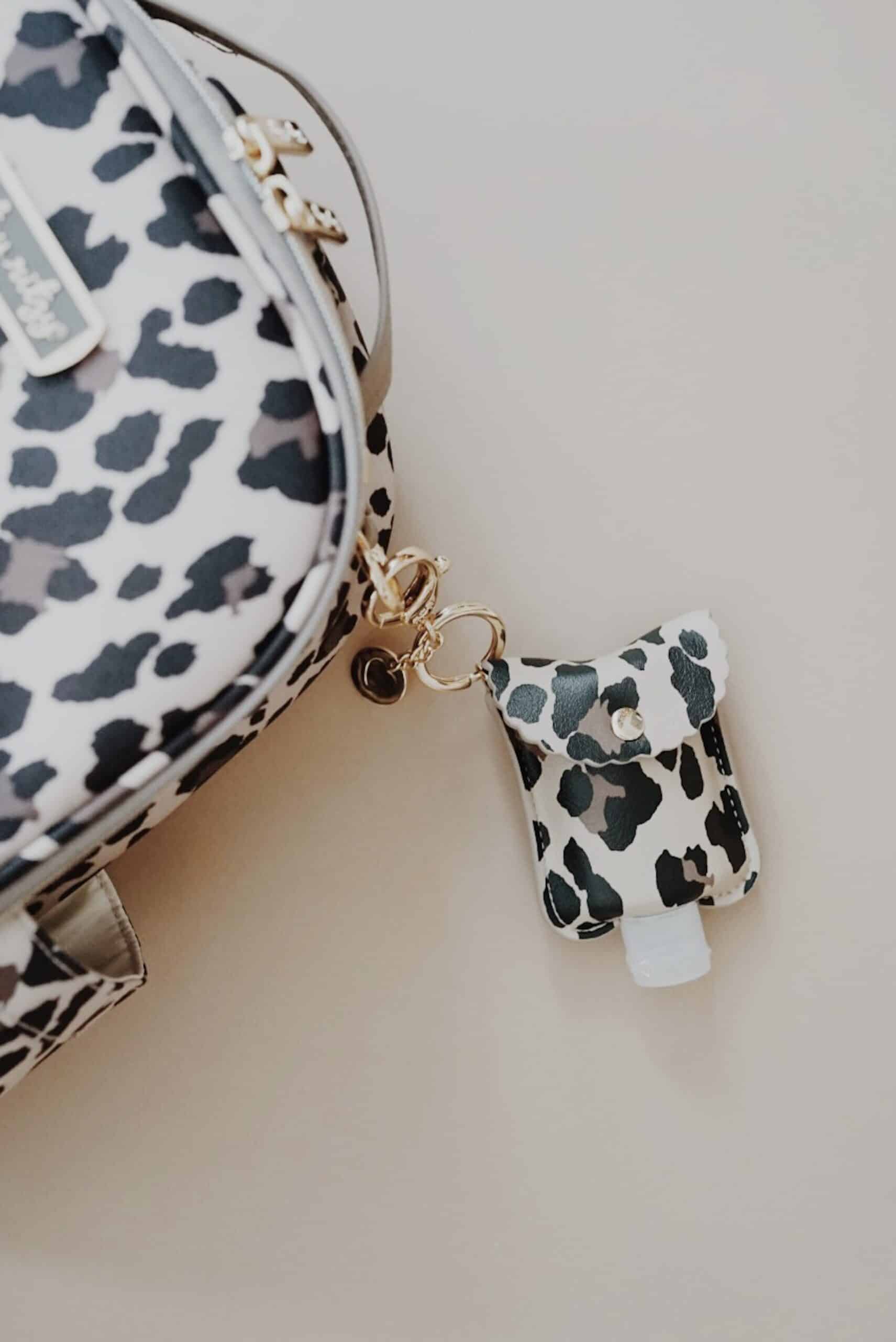 Itzy-Ritzy-Sanitizer-Holder-Case-Clip-Bag-Purse-HSP8387-Leopard-Hand-Sanitizer-Pouch-3-scaled