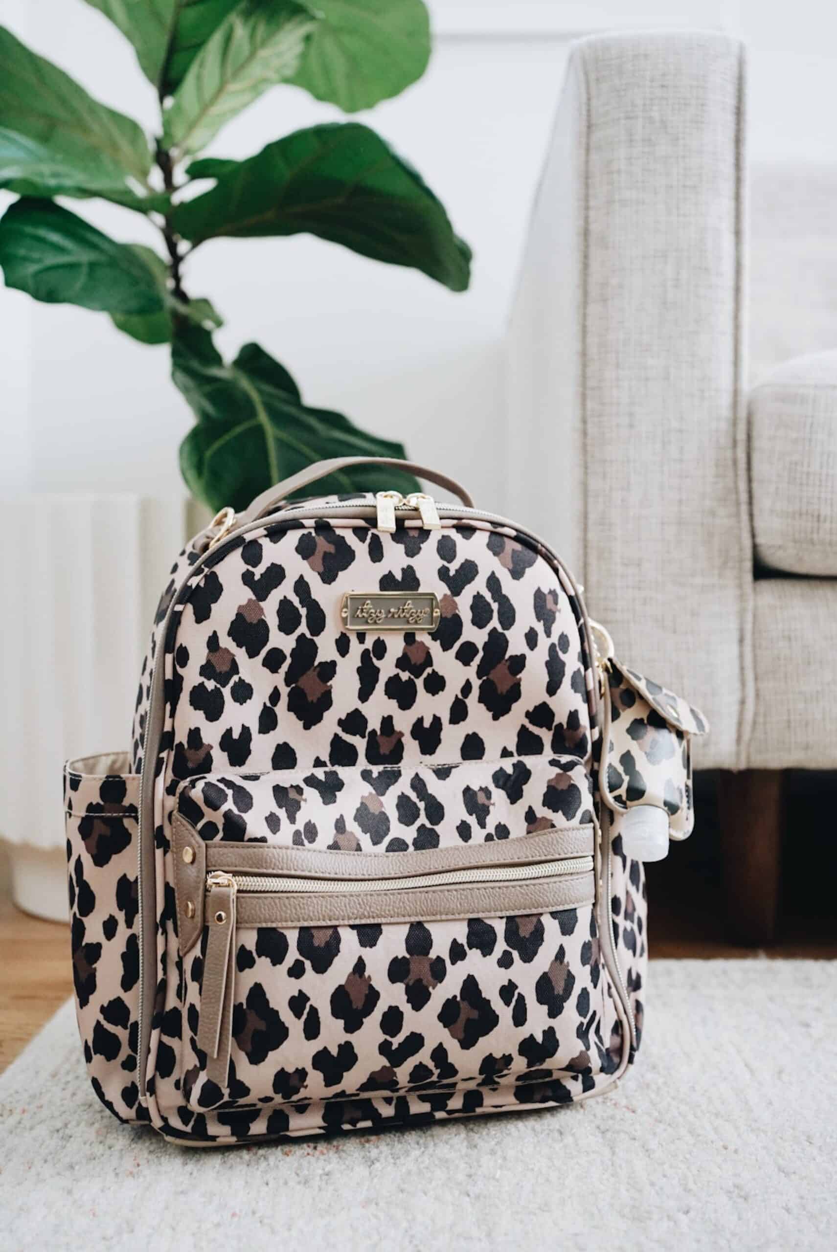 Itzy-Ritzy-Sanitizer-Holder-Case-Clip-Bag-Purse-HSP8387-Leopard-Hand-Sanitizer-Pouch-4-scaled
