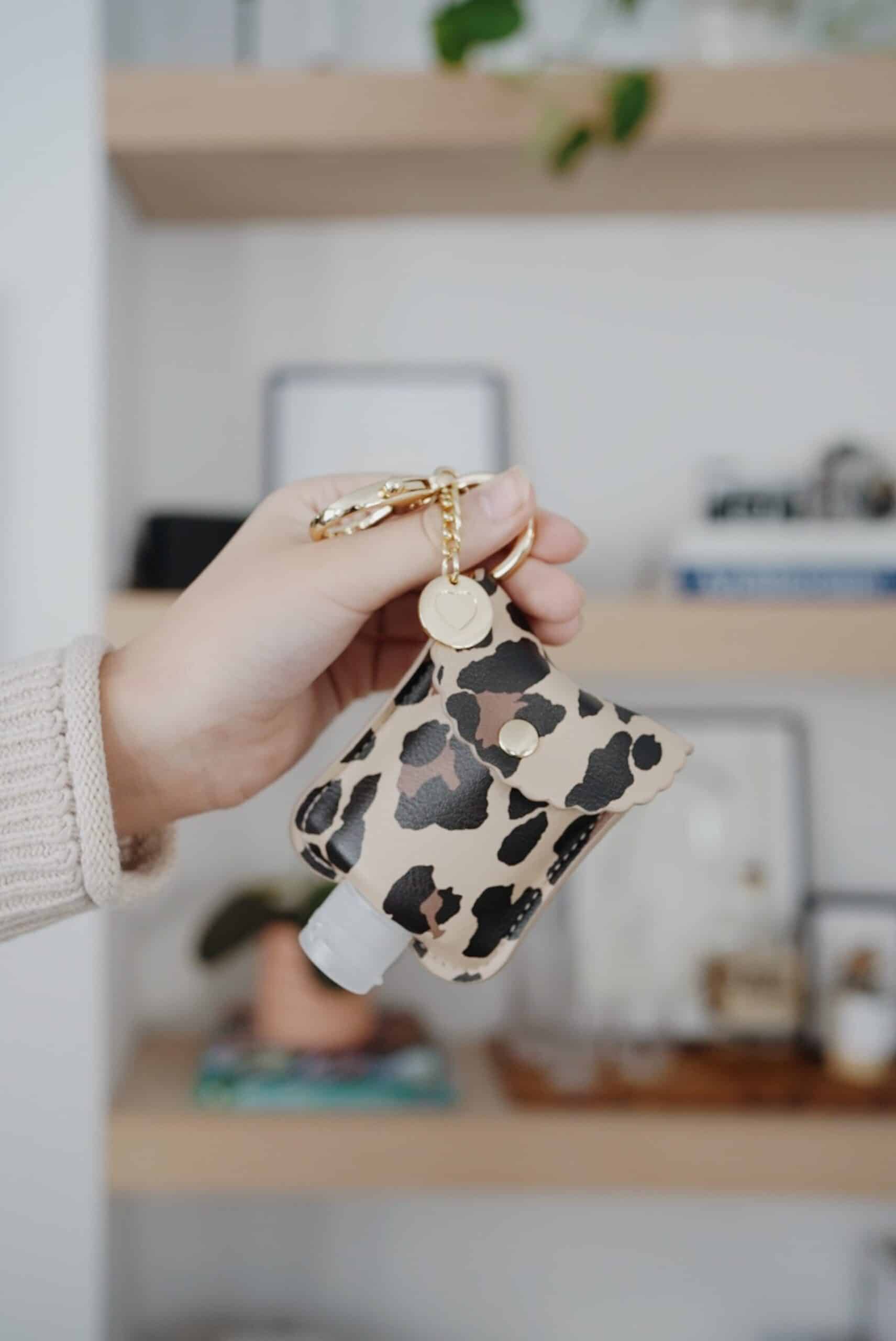 Itzy-Ritzy-Sanitizer-Holder-Case-Clip-Bag-Purse-HSP8387-Leopard-Hand-Sanitizer-Pouch-7-scaled