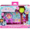 gabbydollhouse-mercatsparoom-84 Gabby’s Dollhouse MerCat’s Spa Room Playset features a MerCat figure and surprise toy dollhouse furniture, packaged in a pink and purple box with toy accessories and a green surprise capsule visible inside.