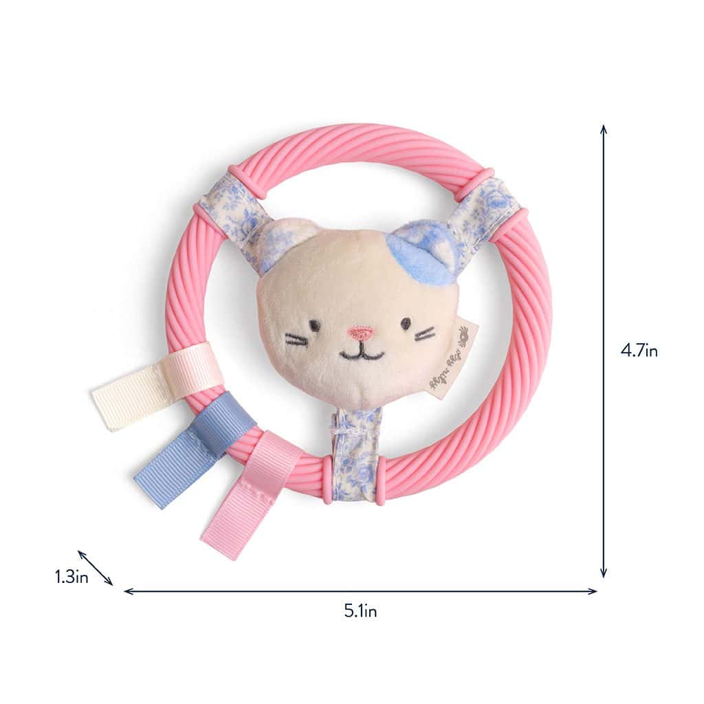 itzy-ring-pal-kitty-05 Pink ring toy with a plush cat face in the center, blue and white bow accents, and labeled dimensions: 4.7 in tall, 5.1 in wide, 1.3 in deep.