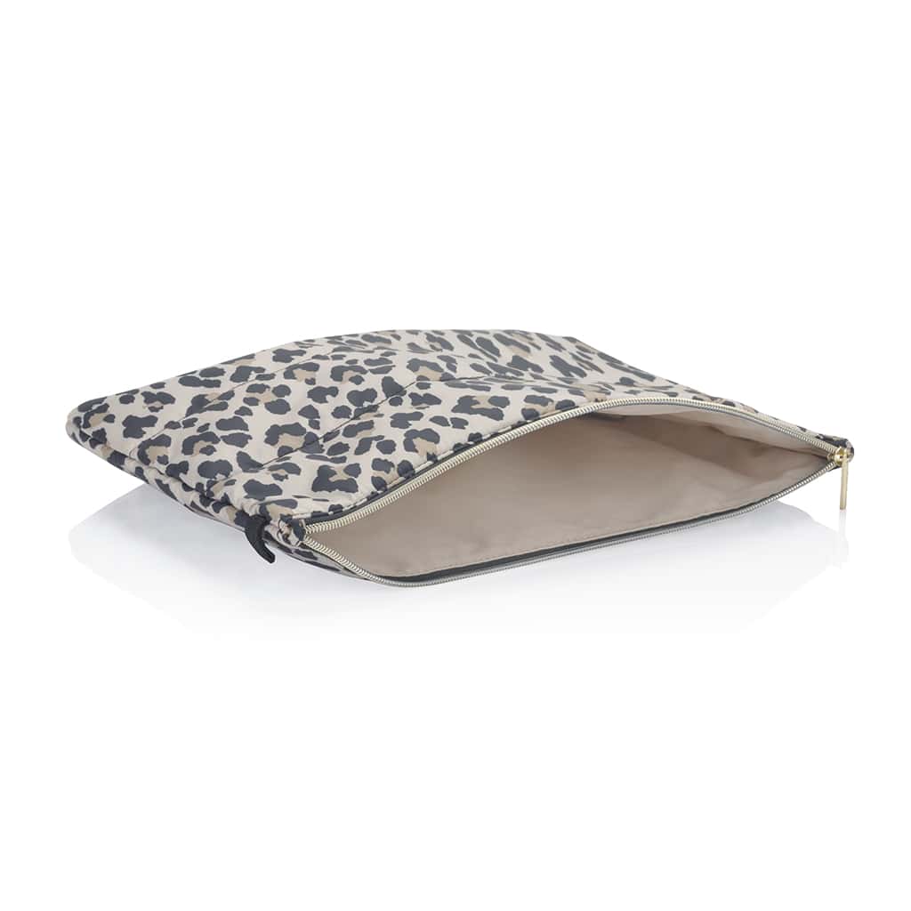 itzy-ritzy-dpc8387-pack-like-a-dream-packing-cubes-leopard-7 A leopard print Itzy Ritzy Pack Like A Dream Packing Cubes - Set of 3 clutch bag on a white background.