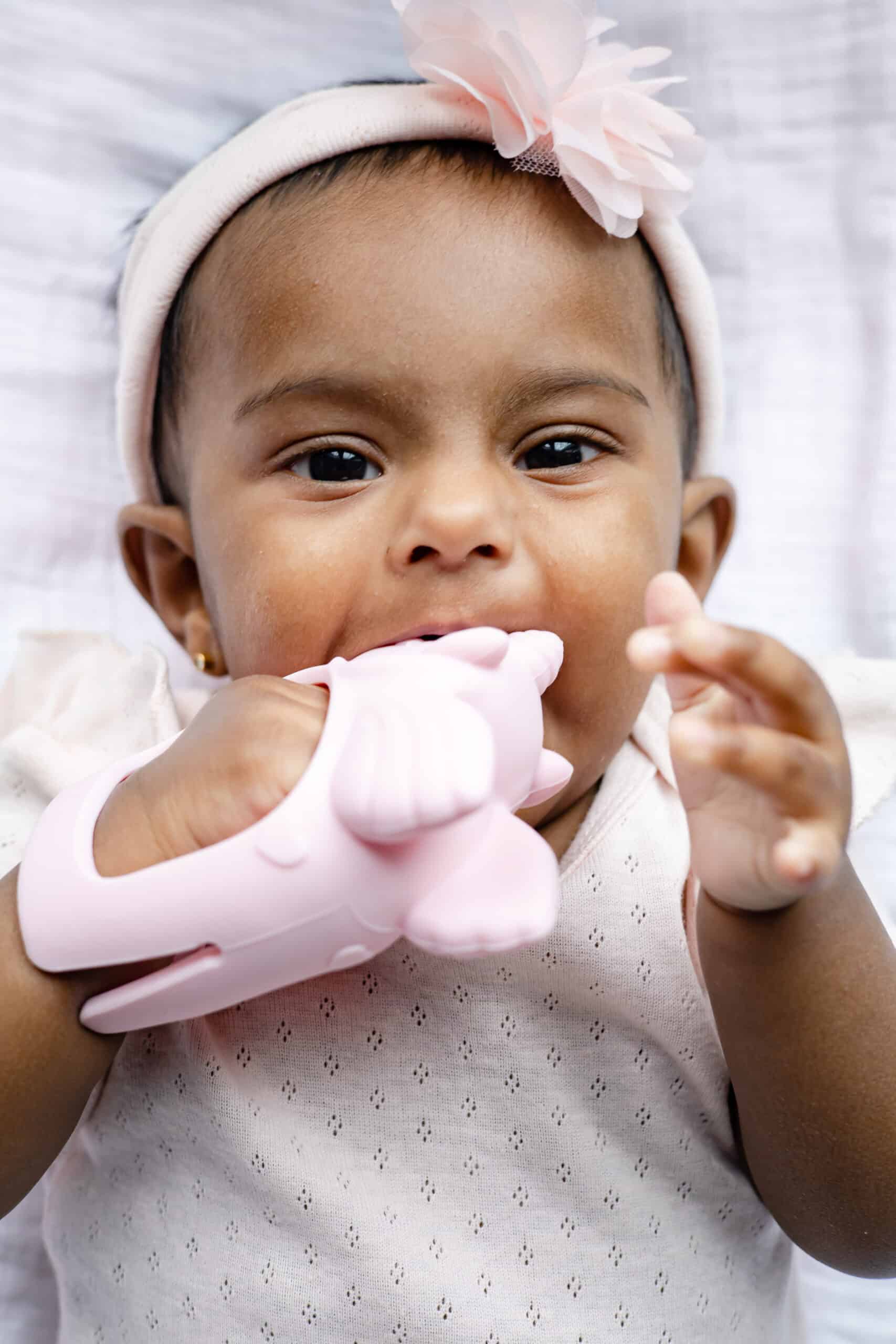 itzy-ritzy-grip-bitzy-grip-silicone-mitt-teether-pegasus-12-scaled