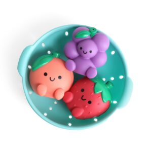 Itzy Ritzy Itzy Splash Pals fruit bath squirter set with strainer