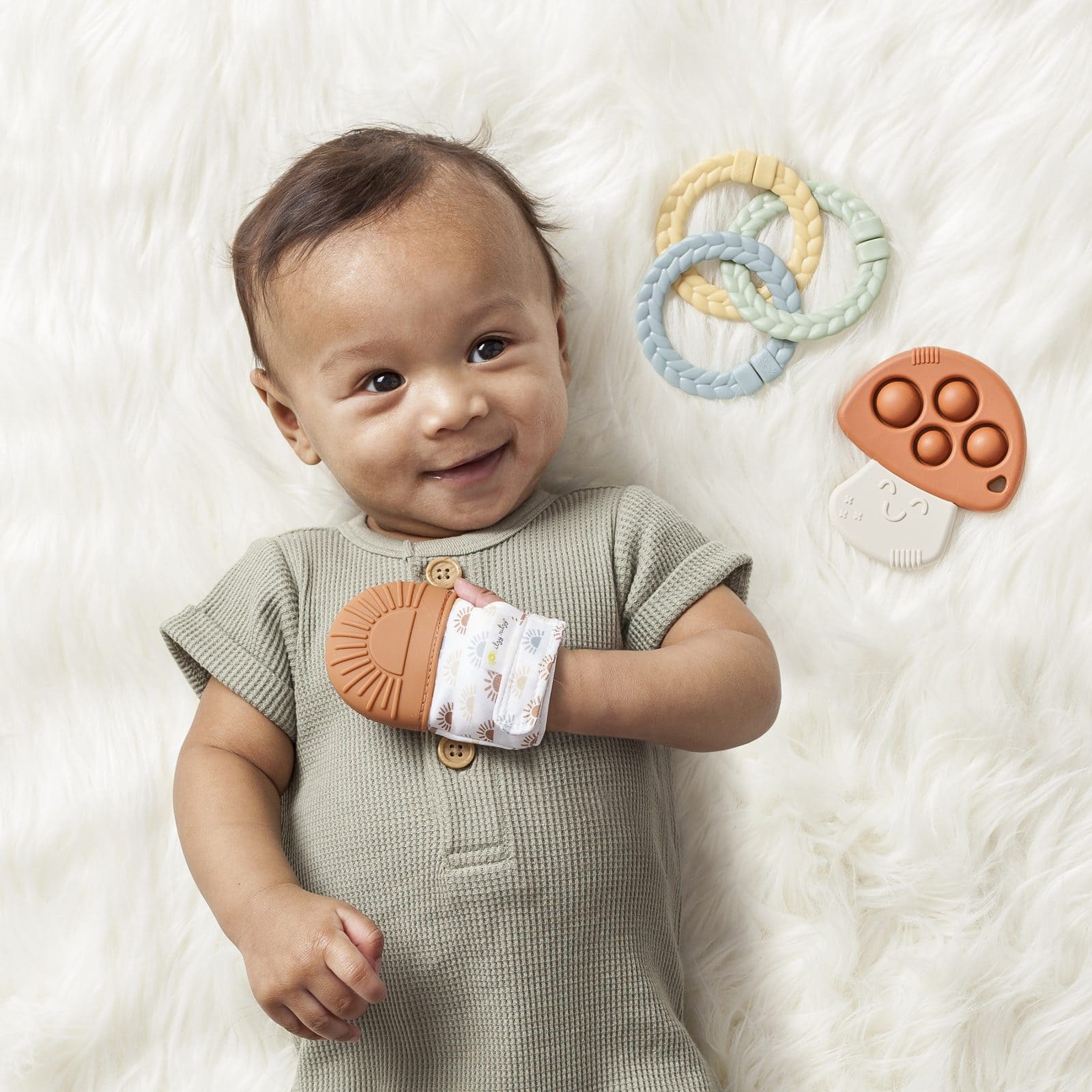 Itzy Ritzy Itzy Teether gift set with teething mitt, popper teether and linking rings Itzy Ritzy Itzy Teether gift set with teething mitt, popper teether and linking rings