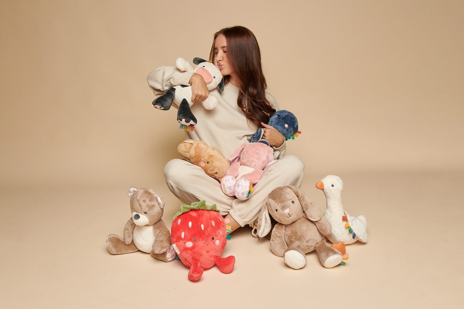 Itzy Ritzy Sweetie Snuggles plush toy Carmen the Cow product photo 5 Itzy Ritzy Sweetie Snuggles plush toy Carmen the Cow product photo 5