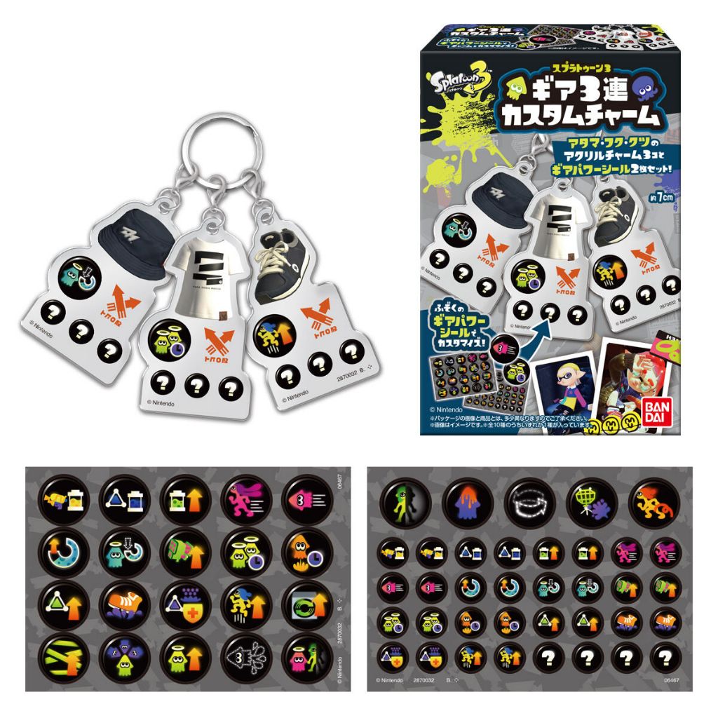 splatoon-gearcharm-1 The Bandai Splatoon 3 Gear Triple Custom Charm Acrylic Keychain Blind Box Shokugan includes a set of three acrylic keychain charms and a box, displayed alongside sheets of circular icons featuring various in-game symbols and gear abilities.