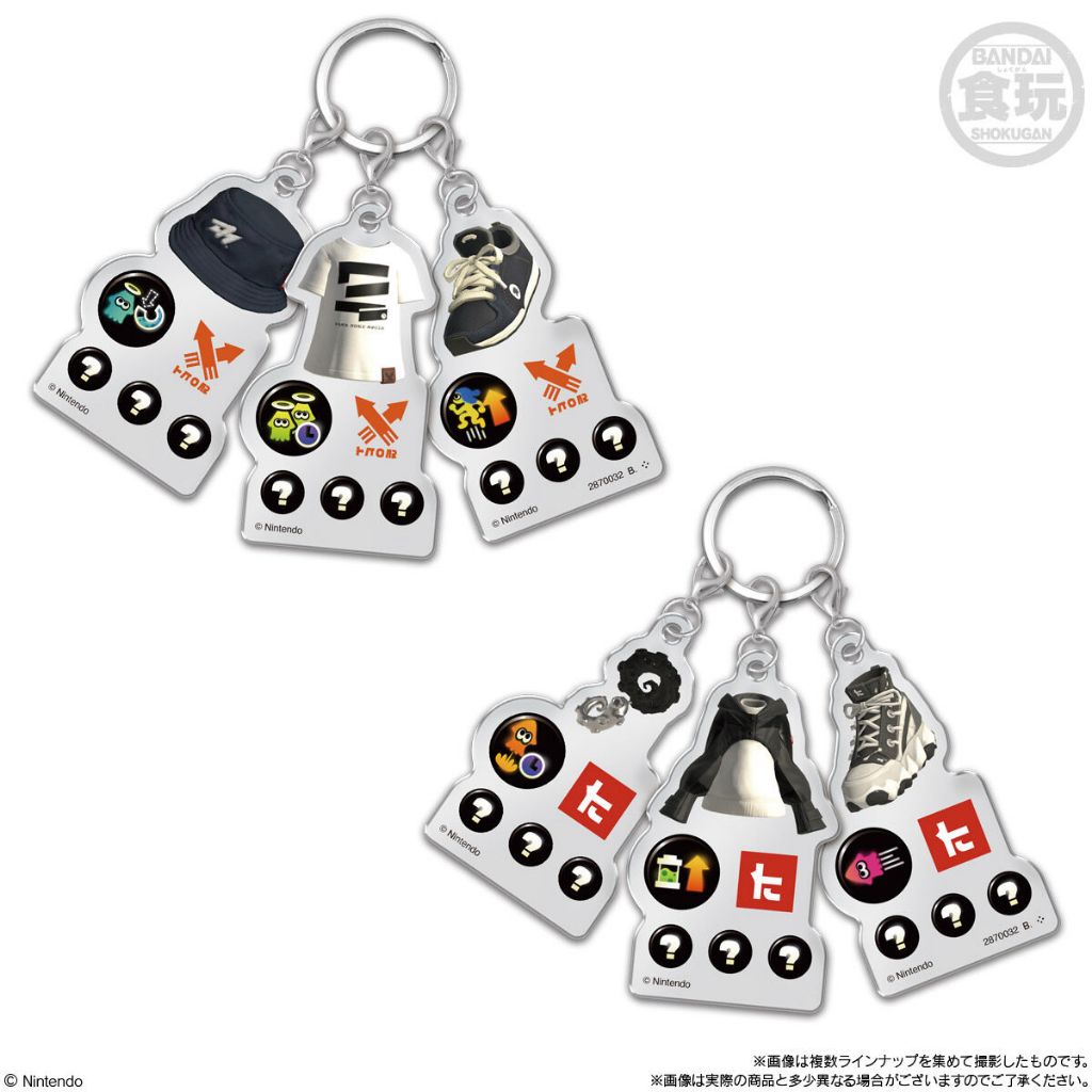 splatoon-gearcharm-5 Two Bandai Splatoon 3 Gear Triple Custom Charm Acrylic Keychain Blind Boxes by Shokugan, each featuring five acrylic charms inspired by various in-game items and icons, displayed on a white background.