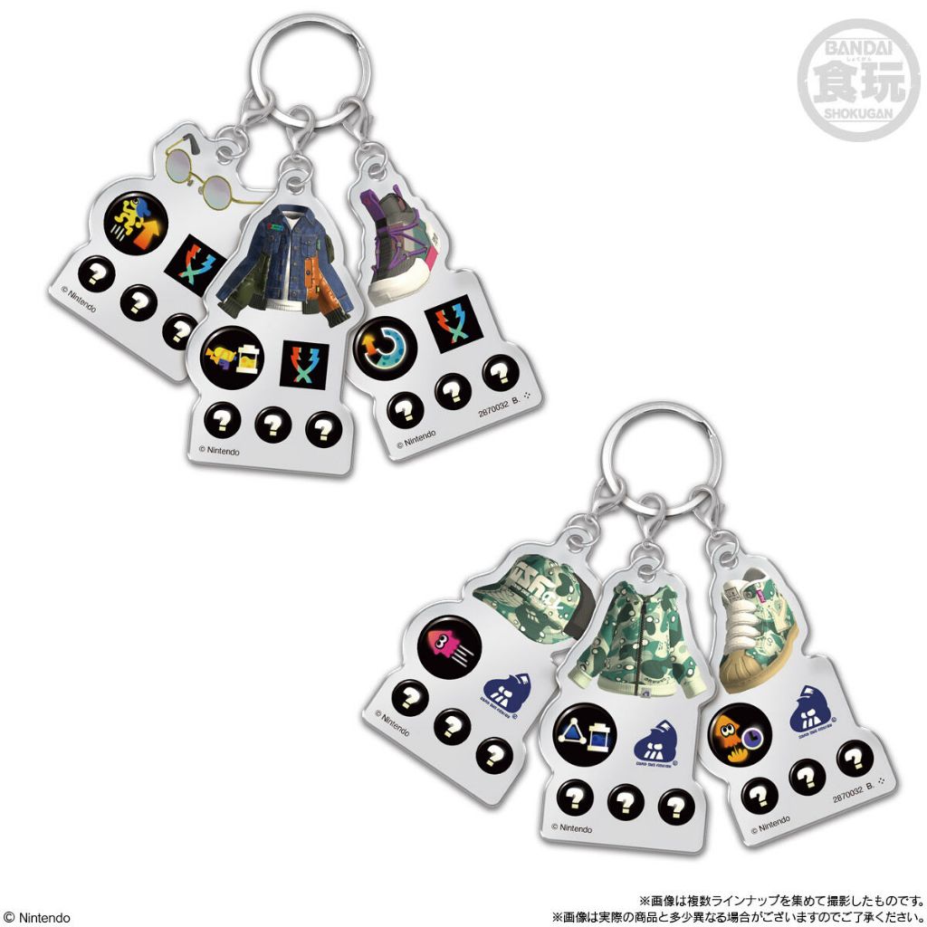 splatoon-gearcharm-8 Two sets of Bandai Splatoon 3 Gear Triple Custom Charm Acrylic Keychain Blind Boxes feature miniature clothing and shoes with matching stat icons, each displayed on flat white tags.